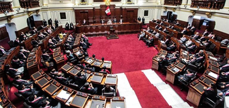 Congreso aprueba adelanto de elecciones pero para el 2024