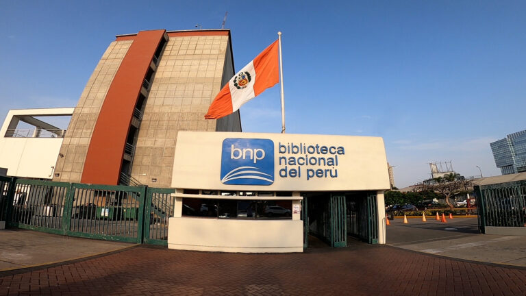 Colección privada de Jhon H. Rowe son donados a la Biblioteca Nacional del Perú