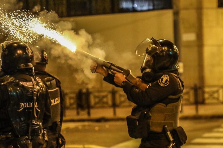 Policía Nacional del Perú compra 31 mil 615 cartuchos y granadas lacrimógenas para enfrentar protestas 