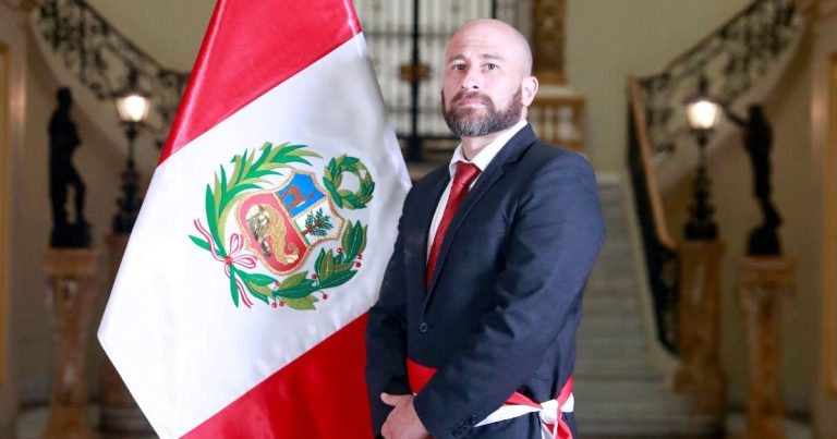 Ministro de Trabajo renuncia tras manifestaciones y exige al gobierno pedir disculpas