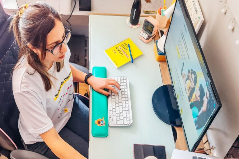 Aunque existe mayor presencia femenina en empresas tecnológicas, las brechas persisten