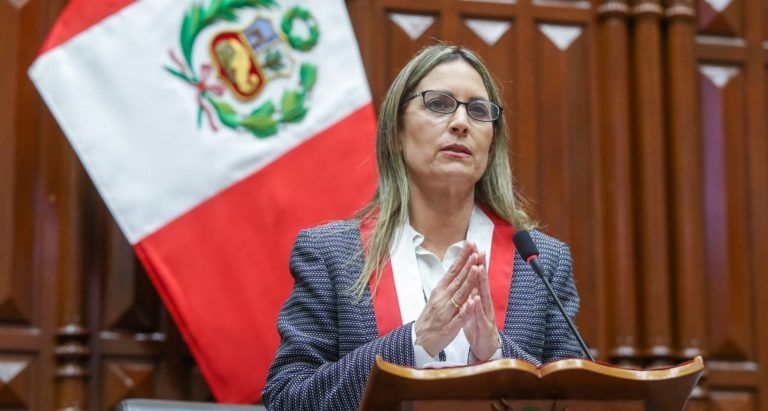 Maria del Carmen Alva señala que los congresistas tienen hasta 4 pasajes para ir a donde quieran