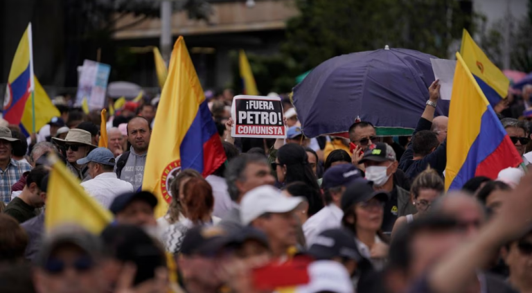Colombia: Marchas masivas contra las reformas de Gustavo Petro