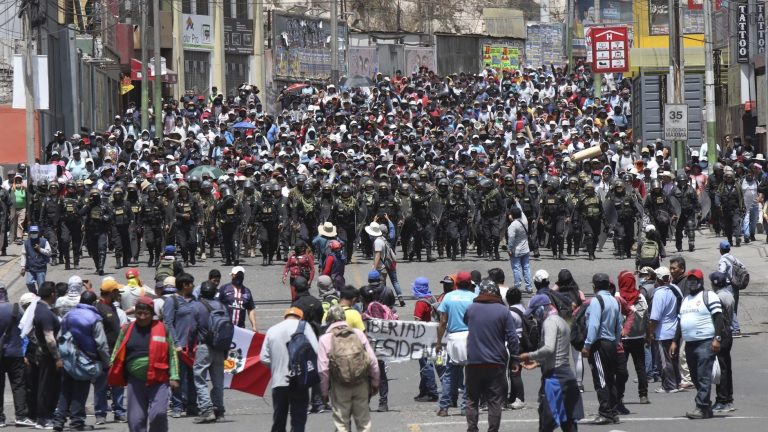 Gobierno de Dina boluarte declara estado de emergencia en siete regiones del Perú