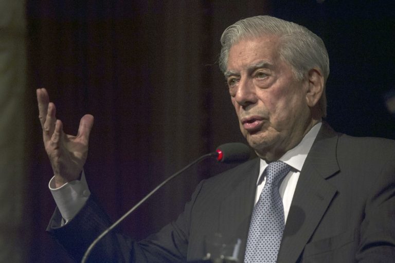 Vargas Llosa obtuvo la espada  de los “INMORTALES” de la Academia Francesa