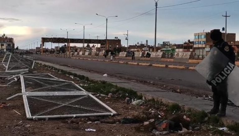 Puno: Enfrentamiento entre la policía nacional y manifestantes deja 23 personas heridas