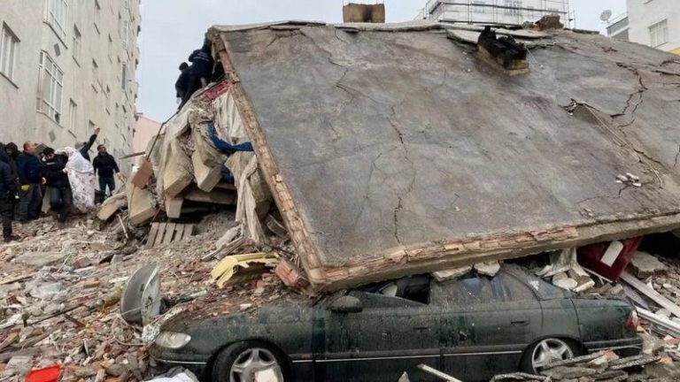 Terremoto de 7.8 grados sacude a Turquía y otros países del medio oriente dejando cerca de 1.700 muertos y 8.000 heridos