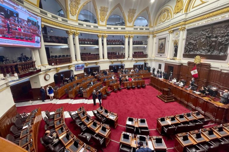 IPhone, bufés y más lujos de un Congreso que se niega a salir pronto 