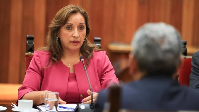 Presidenta continúa dialogando con partidos políticos