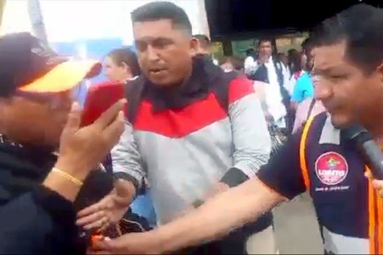 Maynas: Seguridad de gobernador regional de Loreto aparta violentamente a periodista para impedir entreviste a autoridad