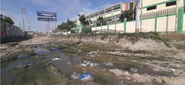 Estudiantes podrían sufrir riesgos de enfermedades por colapso de desagüe en Chiclayo