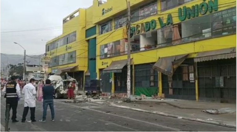 Vehículo que transportaba balones de helio explotó en vía pública y dejó dos heridos en San Juan de Lurigancho