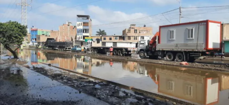 Rutas de terror: baches, huecos y desagües en vía de Evitamiento