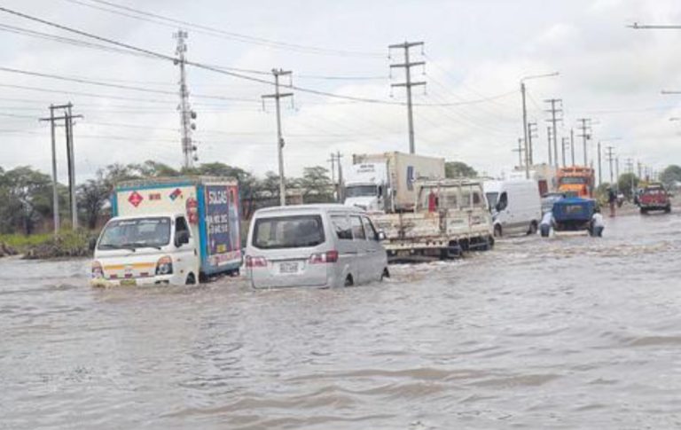 Desborde del río Charanal inunda viviendas y daña paseo turístico