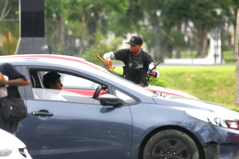 Alcalde de La Victoria anunció la prohibición del servicio de limpiaparabrisas para todo el distrito