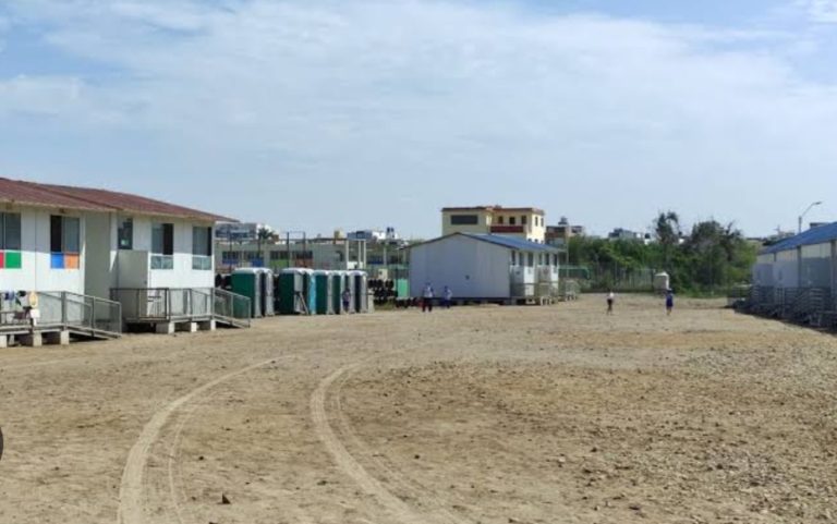 Chiclayo: alumnos del colegio Nuestra Señora de Fátima estudian en medio de tierra y piedras 