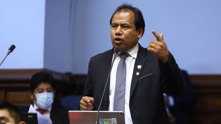 Edgar Tello: extrabajadora embarazada denuncia a parlamentario por recorte de sueldos