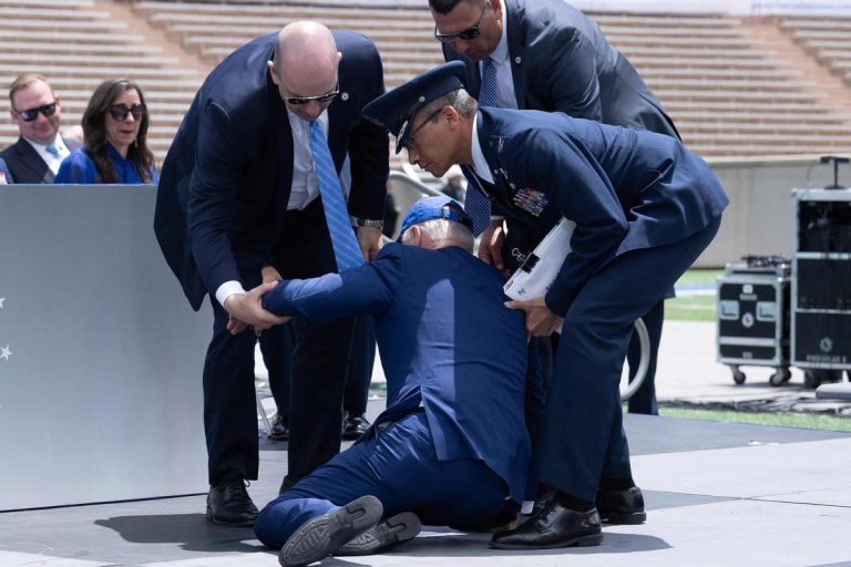 Biden sufre caída durante la entrega de diplomas a la promoción de la academia de las Fuerzas Aéreas  