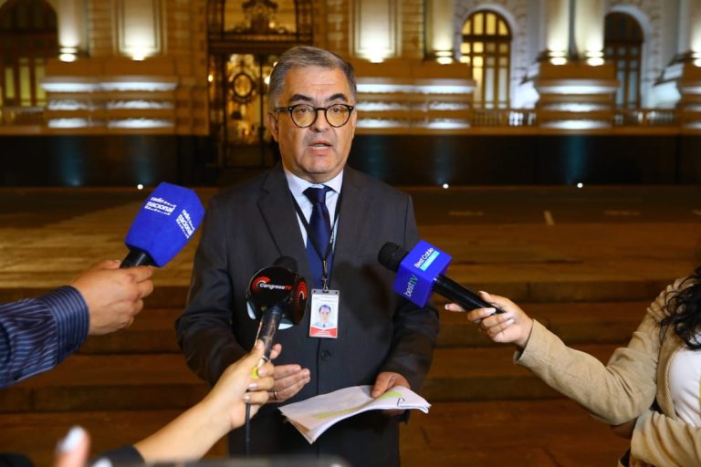 Congreso despide a Braden Paredes implicado en el recorte de sueldo a trabajadores 