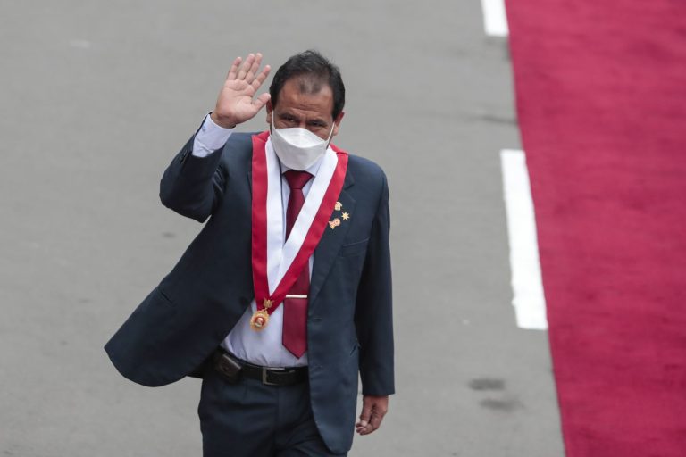 Acusan a la esposa de Edgar Tello de viajar al exterior con sueldo de los trabajadores del parlamentario