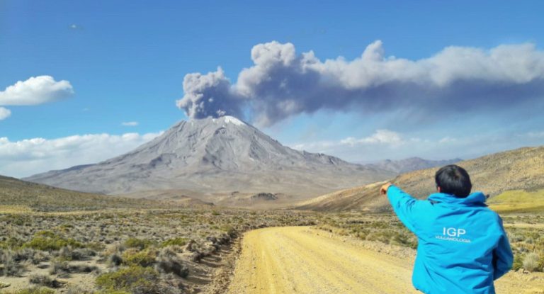 Moquegua: explosiones del volcán Ubinas producen cenizas que podrían llegar a diversas regiones aledañas