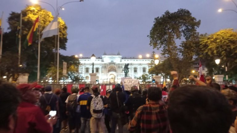 Manifestantes llegaron al frontis de Congreso y fueron dispersados por la PNP