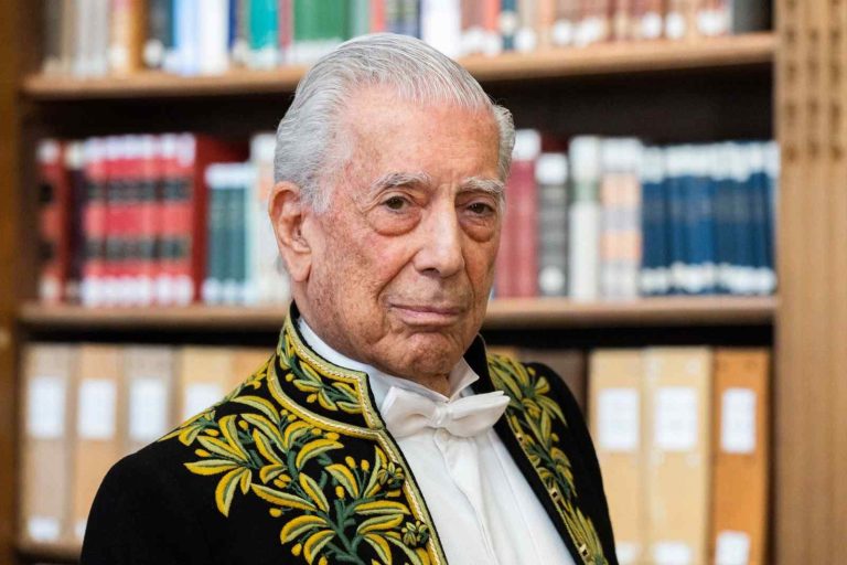 Mario Vargas Llosa es hospitalizado tras contraer coronavirus