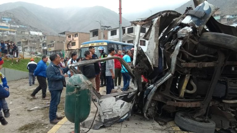 Comas: 5 personas murieron y 24 heridos tras despiste de una custer en Pasamayito