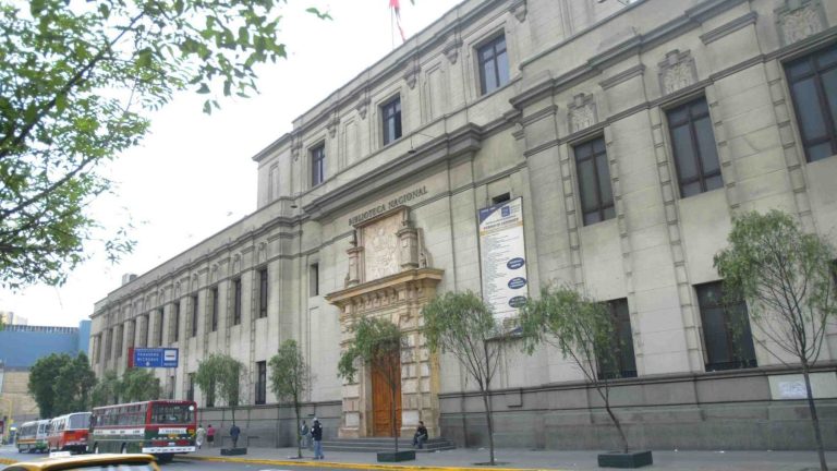 Dina Boluarte: Fiscalía llegó a la Biblioteca Nacional para llevarse el ejemplar que presuntamente fue plagiado