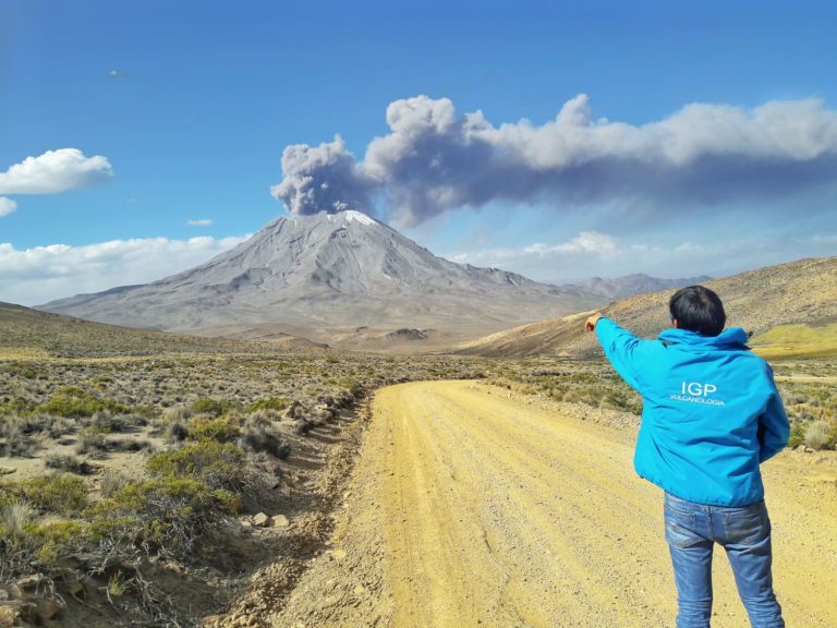 Moquegua: 5 localidades resultaron afectadas por el cubrimiento de leves capas de cenizas por el volcán Ubinas