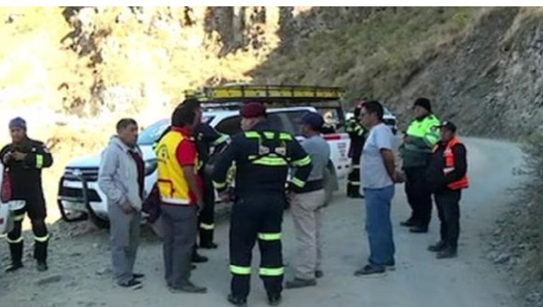 Pobladores y la PNP buscan a la familia desaparecida en la carretera de Canta