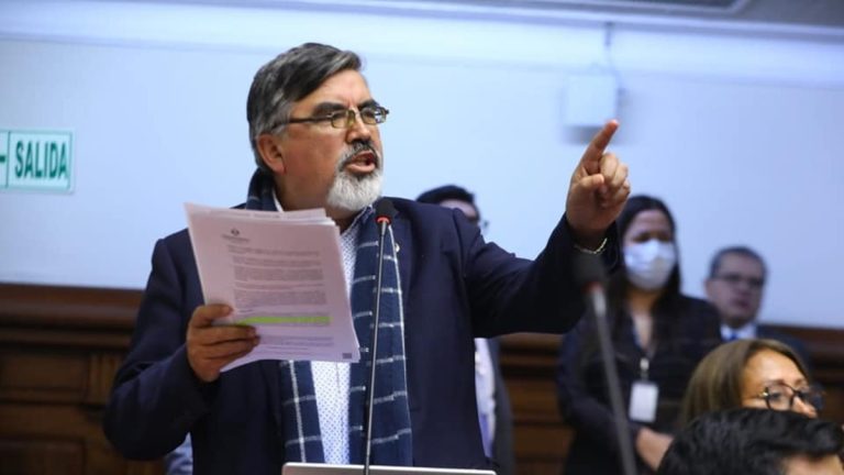 Álex Paredes sobre ley de nombramiento de docentes: “No va a regresar ni un solo intitulado” 