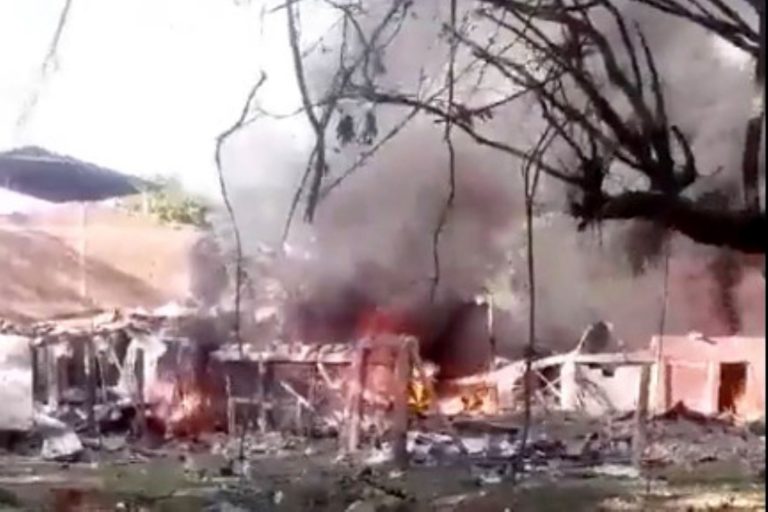 Colombia: vehículo cargado de explosivos explotó cerca a una comisaría y dejó heridos