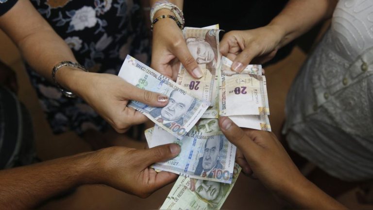 Seis de cada diez peruanos luchan para que el dinero les alcance a fin de mes