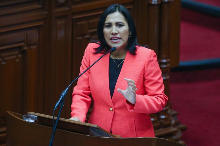 Flor Pablo consideró que hubo presiones políticas en la renuncia de la ministra de Educación