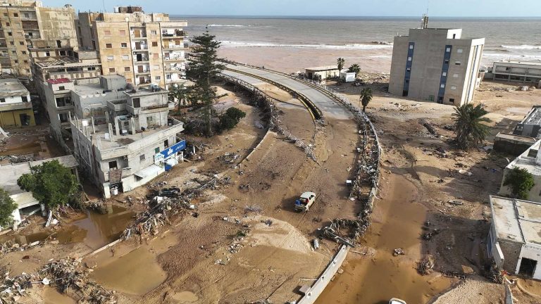 Libia: Fiscalía ordenó la detención de ocho funcionarios por las inundaciones en Derna