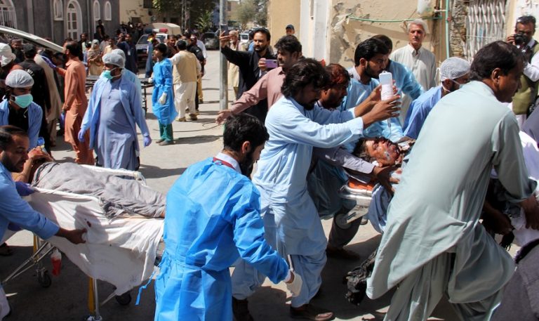 Atentado suicida en Pakistán durante una procesión deja decenas de muertos y heridos