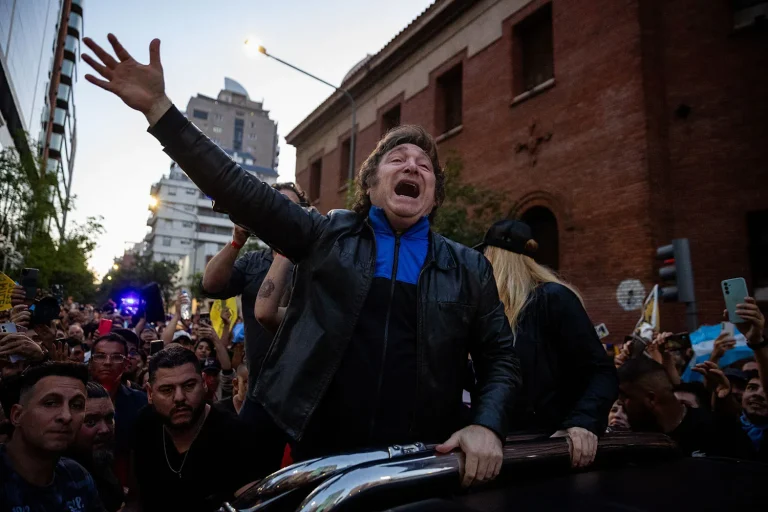 Javier Milei arrasa en las urnas: Más del 55% lo consagra como el próximo presidente de Argentina