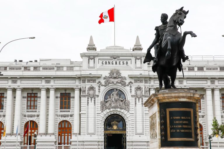 Constitución aprobó dictamen que permitiría la reelección inmediata para alcaldes de y gobernadores regionales