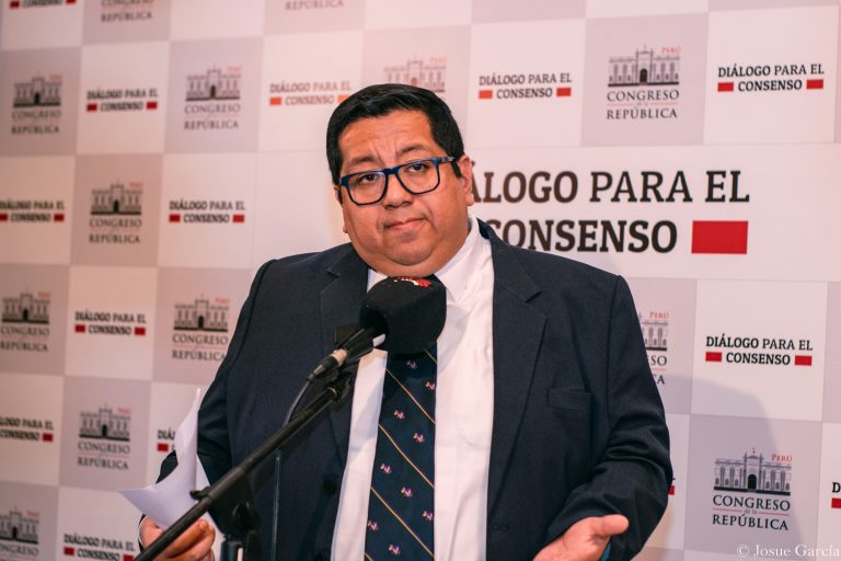 Alex Contreras aclara que no renunciará al MEF tras reunión con Dina Boluarte