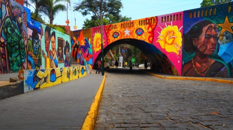 Los murales de Barranco son una vibrante manifestación del arte peruano, que reflejan la identidad bohemia y la diversidad cultural.