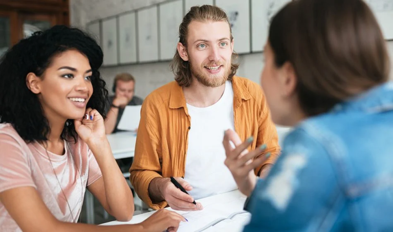 Comunicación efectiva: Exprésate con claridad y asertividad.