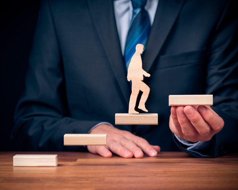 El coaching te ayuda a transformar pensamientos en acciones, potenciando tu crecimiento y bienestar.