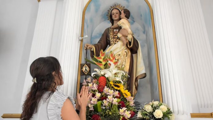Crónica sobre la devoción a la Virgen del Carmen.