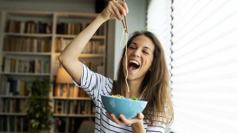 El plato del bienestar: ¡Tu comida sí dicta tu humor!