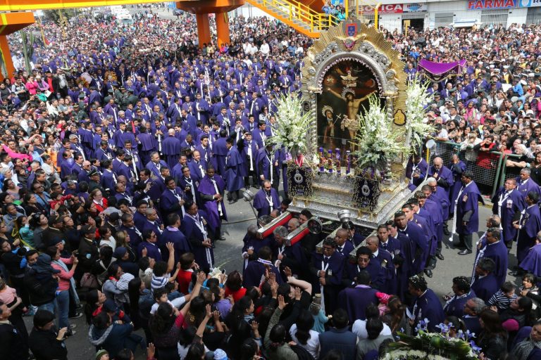 El Callao se tiñe de morado: Multitudinaria demostración de fe al Señor de los milagros