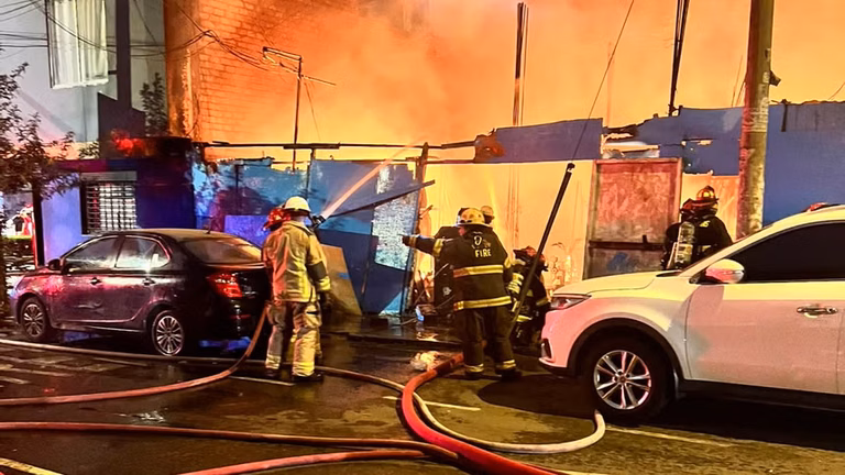 Incendio destruye taller de cocina en avenida Canevaro en Lince