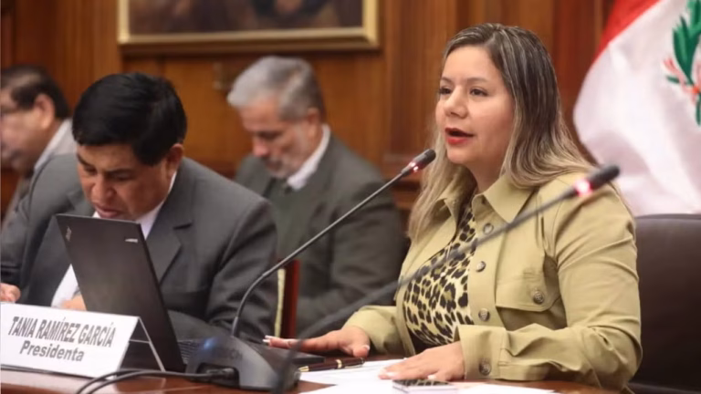 Tania Ramírez renuncia a la Derrama Magisterial tras cuestionamientos