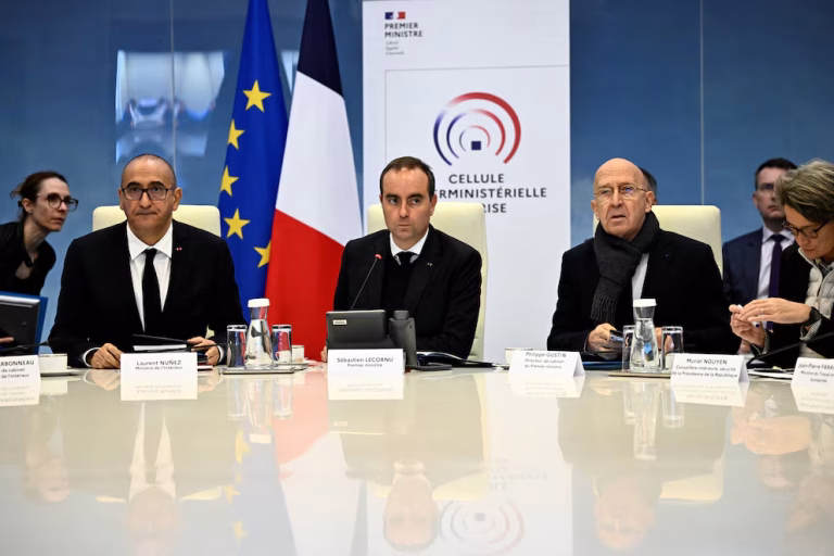 Francia instauró toques de queda ante ola de violencia
