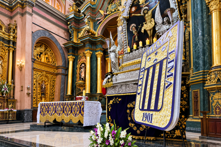 Alianza Lima homenajea al Señor de los Milagros y distingue al convento
